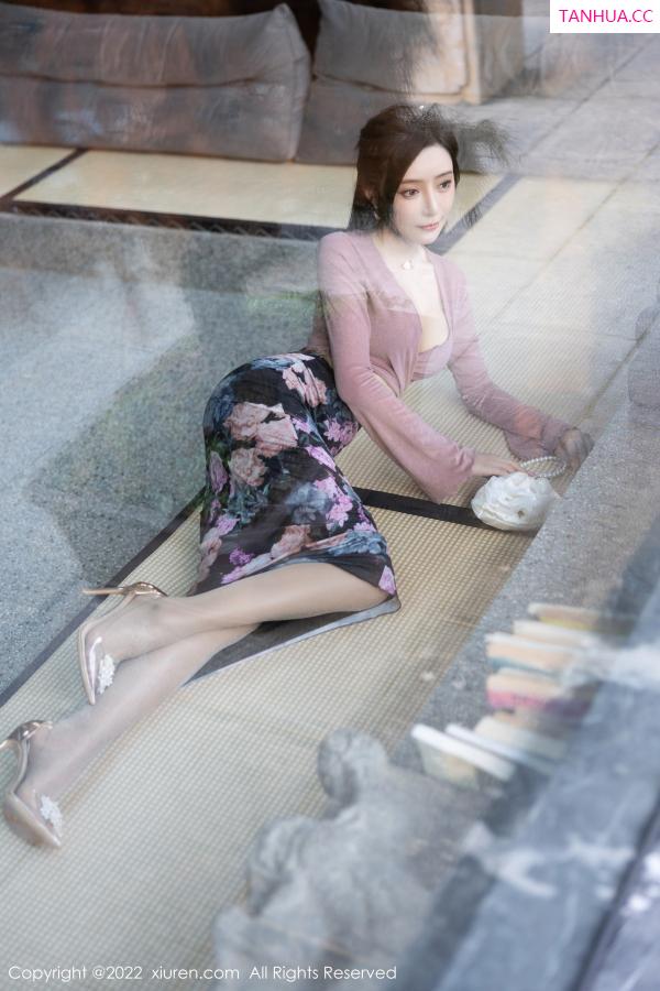 王馨瑶  [XiuRen]高清写真图 2022.12.12 No.5985 王馨瑶yanni 美腿长裙第10张图片